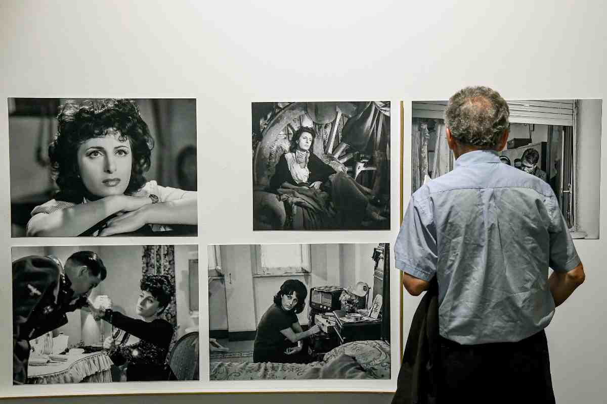 Mostra su Anna Magnani, le foto esposte e un uomo di spalle che le guarda