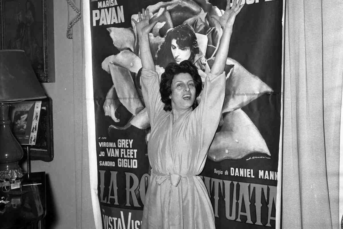 Anna Magnani alle spalle il poster del film "La rosa tatuata"