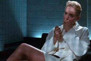 Sharon Stone nella famosa scena dell'interrogatorio mentre si accende una sigaretta