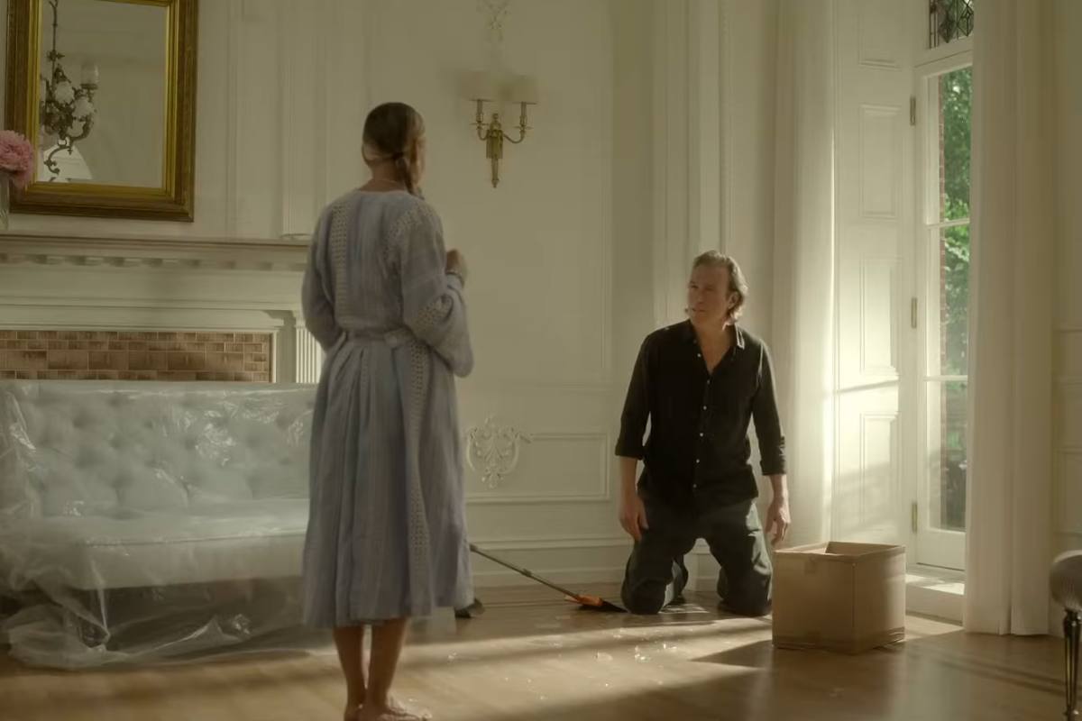 Carrie e Aidan in una scena della 6 puntata: lui in ginocchio raccoglie i vetri della finestra rotta