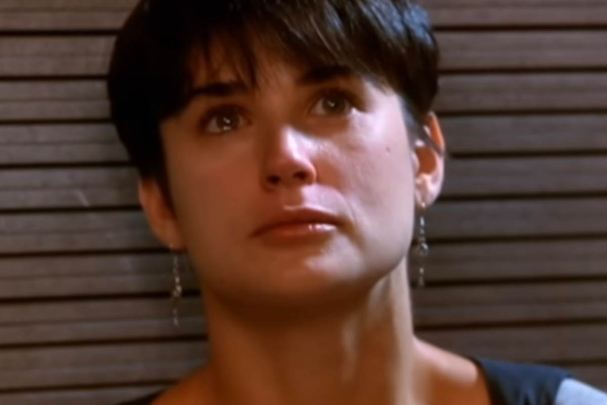 Demi Moore piange in una scena di Ghost