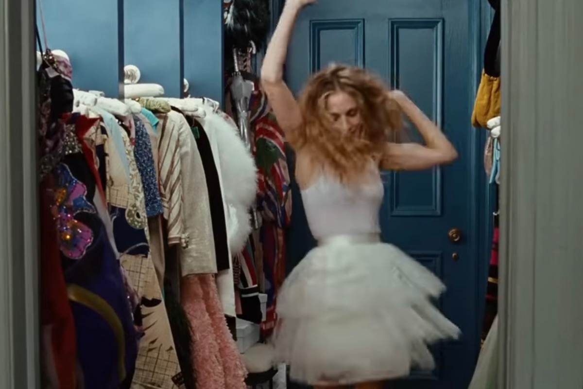 Carrie che balla nel suo armadio guardaroba