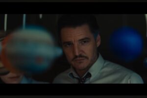 Pedro Pascal in una scena del film guarda dei pianeti di cartapesta