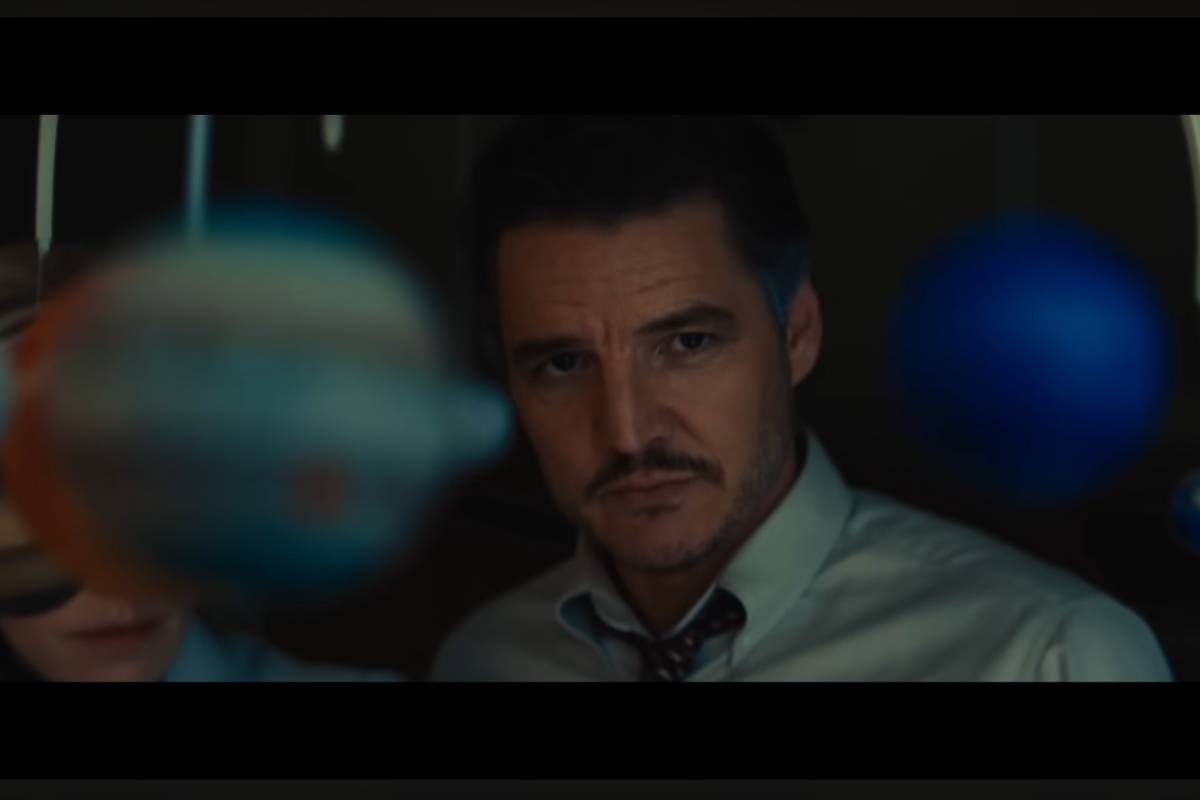 Pedro Pascal in una scena del film guarda dei pianeti di cartapesta