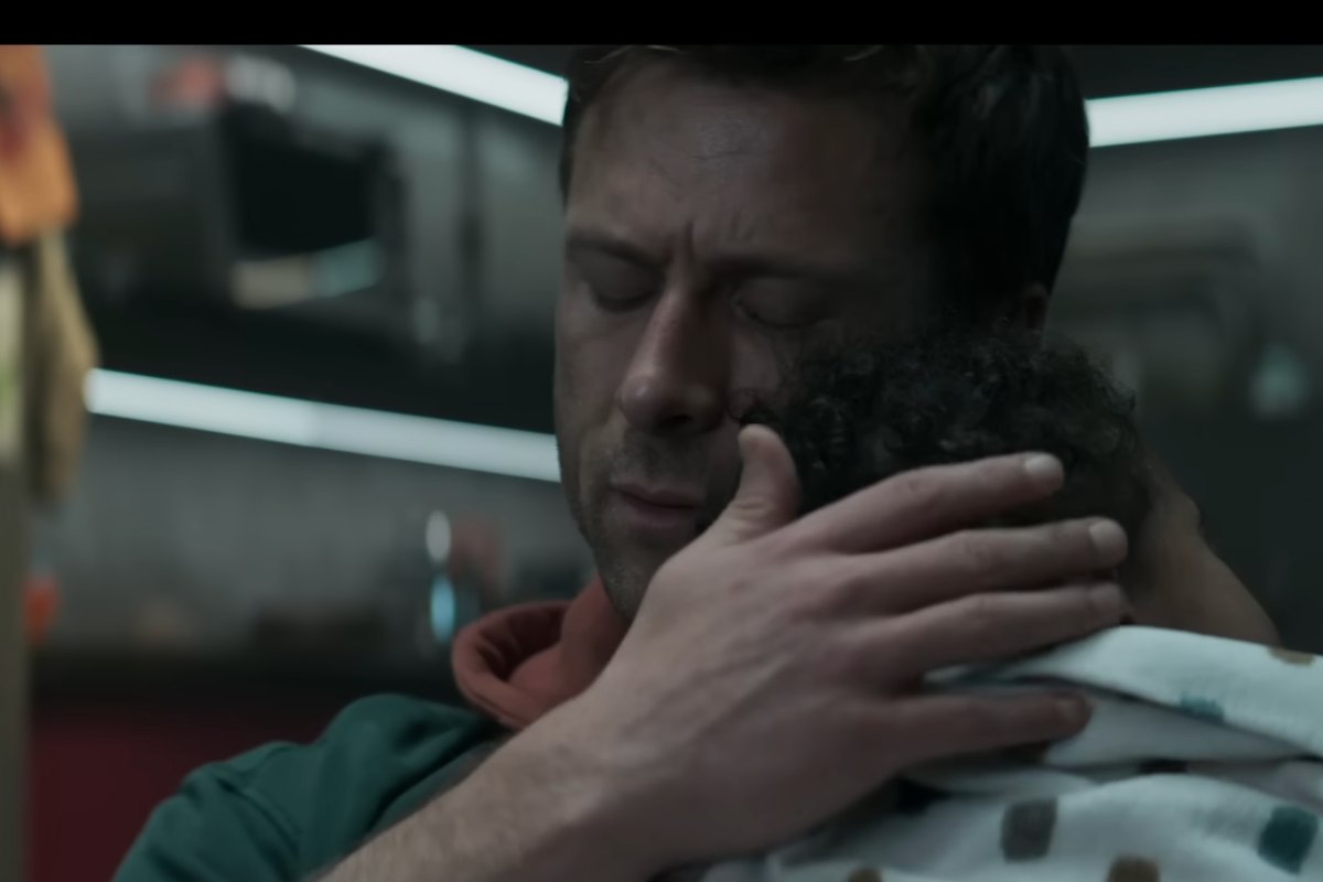 Glen Powell abbraccia un bambino malato