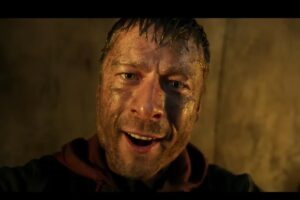 Glen Powell in una scena del film con la bocca aperta