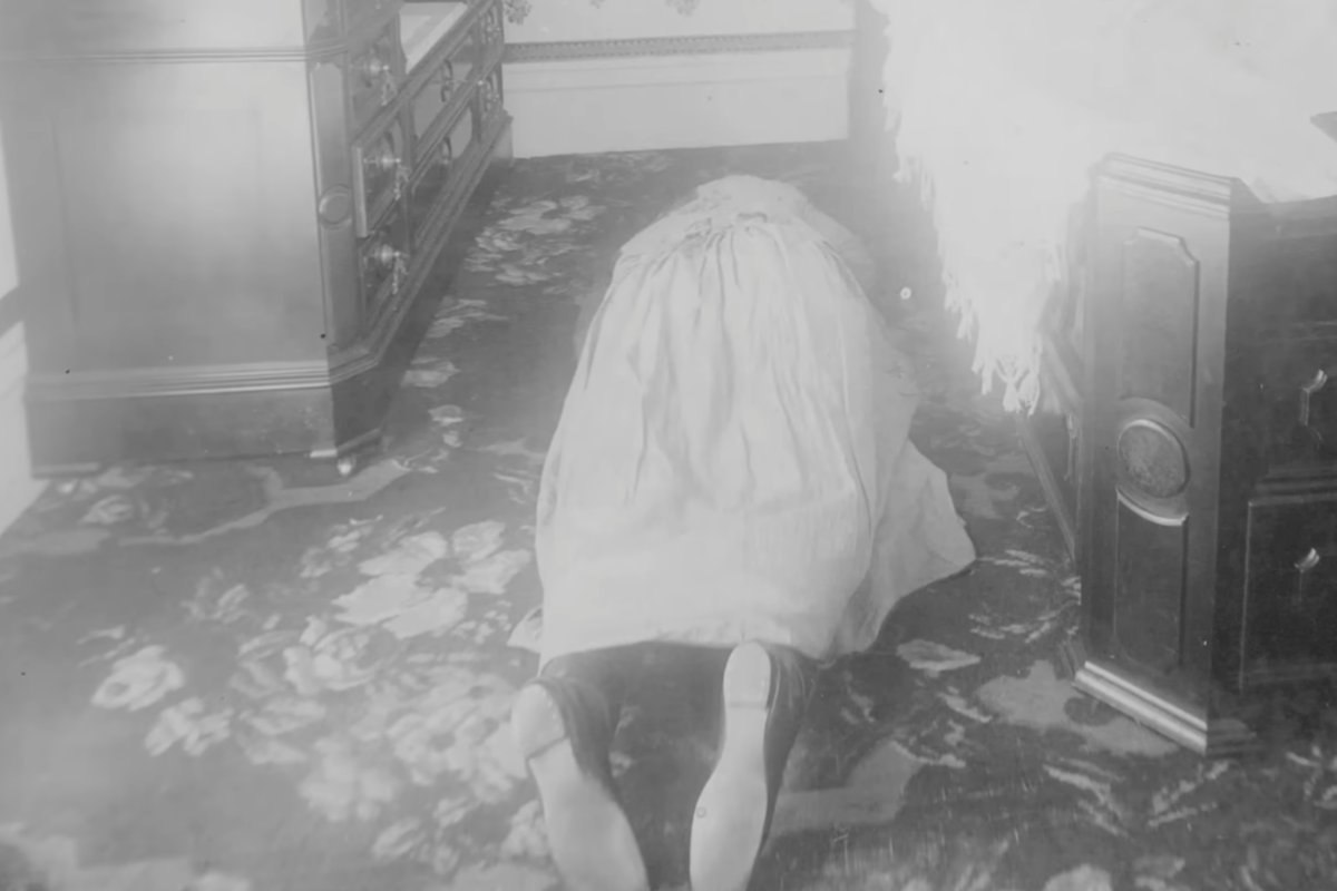 il corpo della matrigna di Lizzie coperto da un lenzuolo