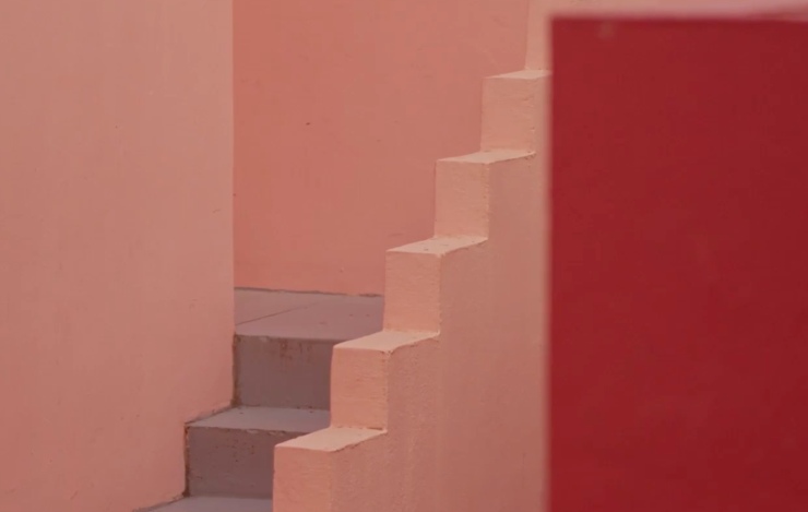 Un frammento fotografico della Muralla Roja di Alicante, uno scorcio rosa delle scale
