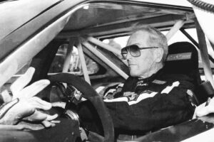 Paul Newman guida una macchina
