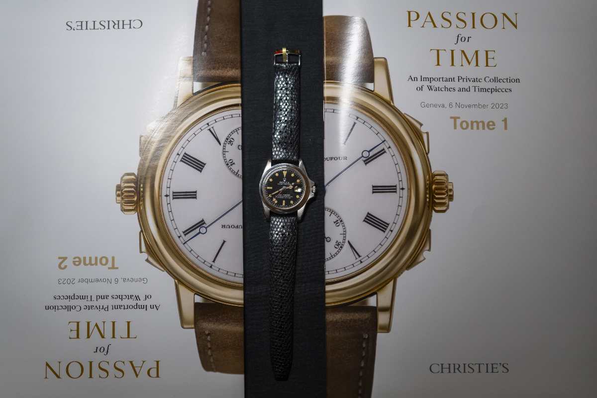 Il Rolex di Marlon Brando steso su un poster con alle spalle l'immagine di un altro orologio