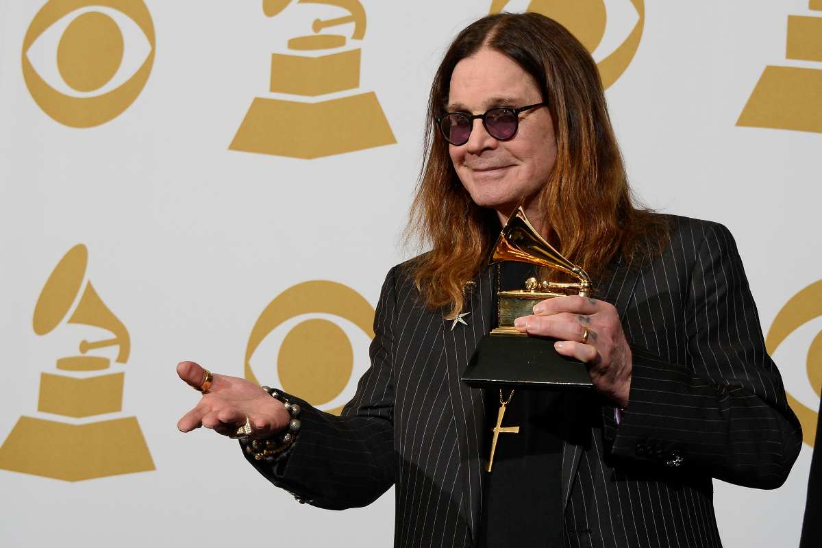 Ozzy Osbourne con gli occhiali da sole sorride ai fotografi