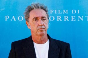 Paolo Sorrentino su sfondo azzurro