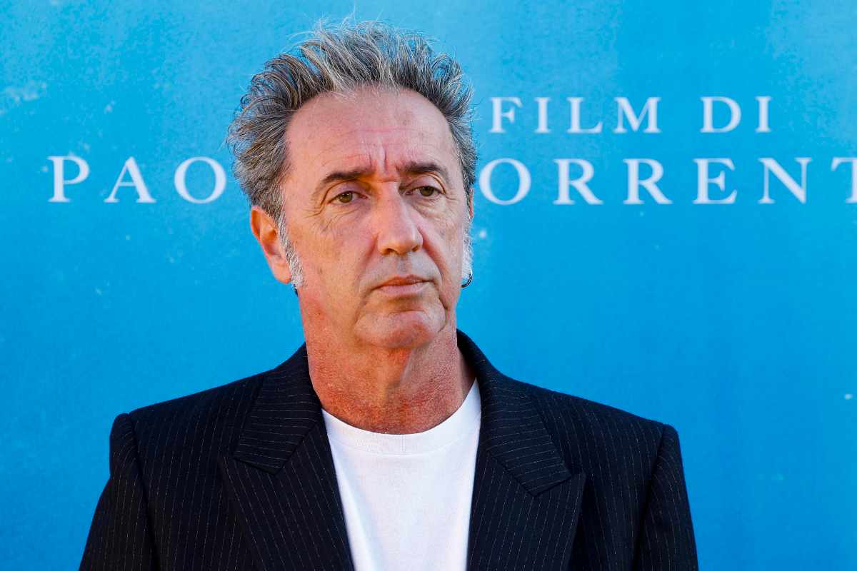 Paolo Sorrentino su sfondo azzurro