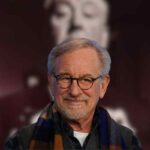 Steven Spielberg, sullo sfondo Alfred Hitchcock