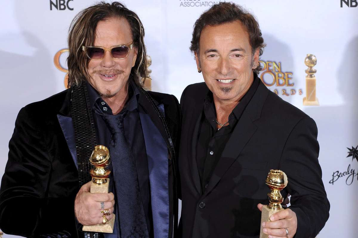 Mickey Rourke e Bruce Springsteen con in mano il Golden Globe