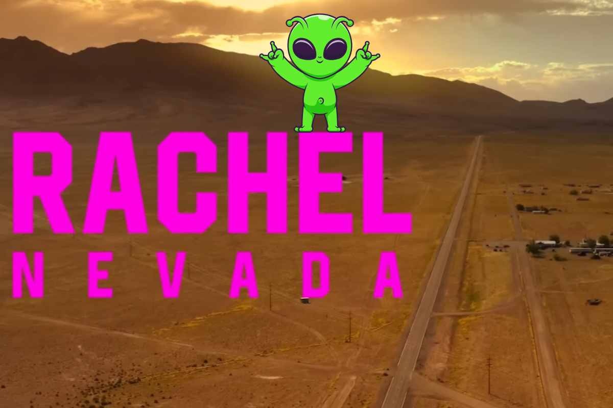 La scritta Rachel Nevada in rosa, un alieno sopra la scritta e sullo sfondo il deserto del Nevada