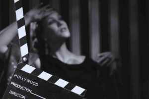 Ciak e donna sullo sfondo