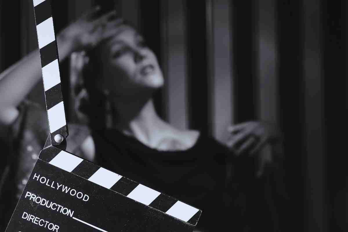 Ciak e donna sullo sfondo