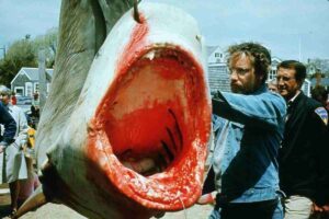 Una scena dello squalo con l'animale appeso ad un gancio e Richard Dreyfuss accanto