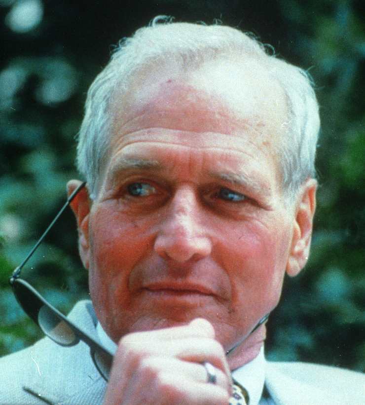 Paul Newman si abbassa gli occhiali da sole