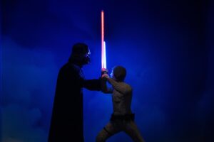 Darth Vader con la spada laser lotta
