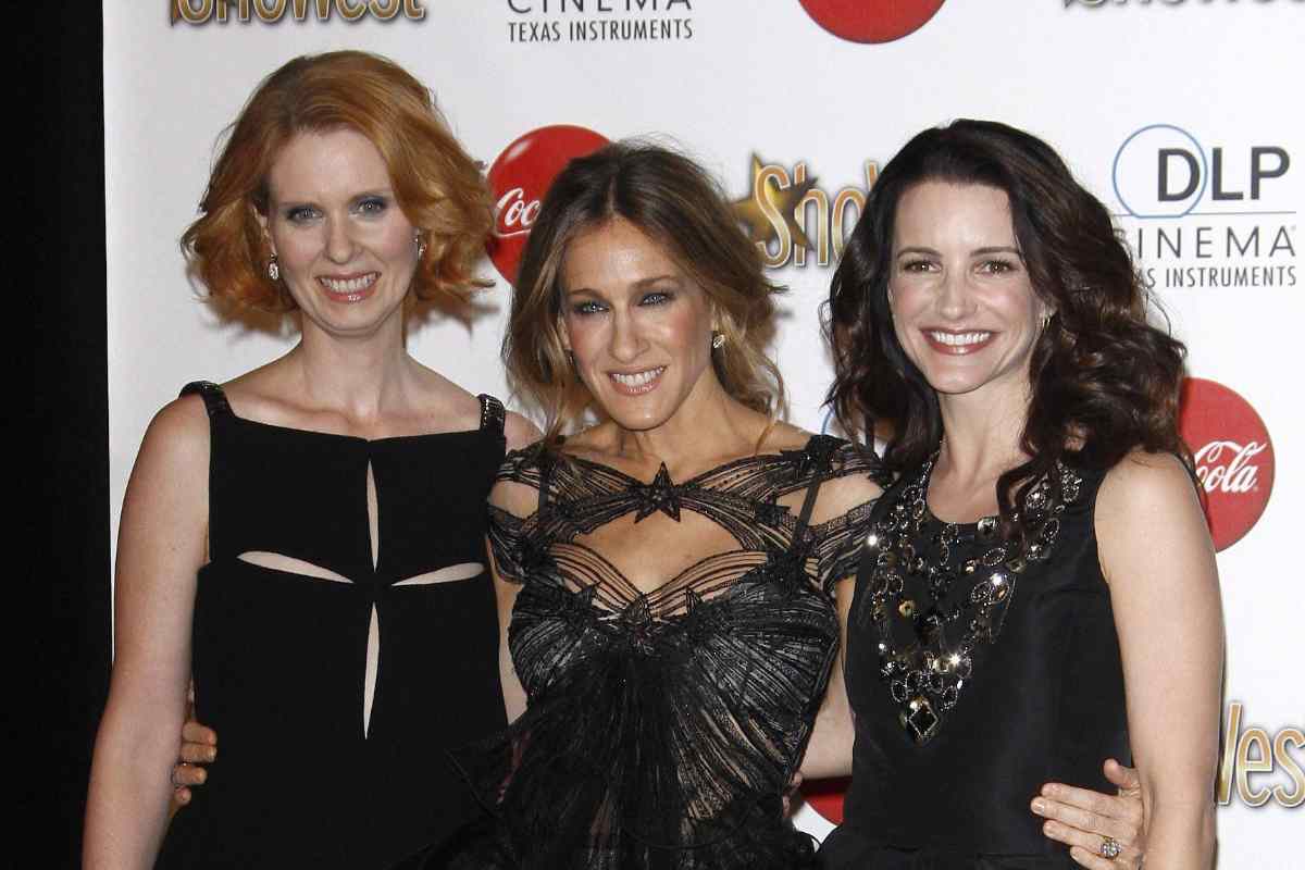 Cynthia Nixon, Kristin Davis e Sarah Jessica Parker posano in una foto insieme