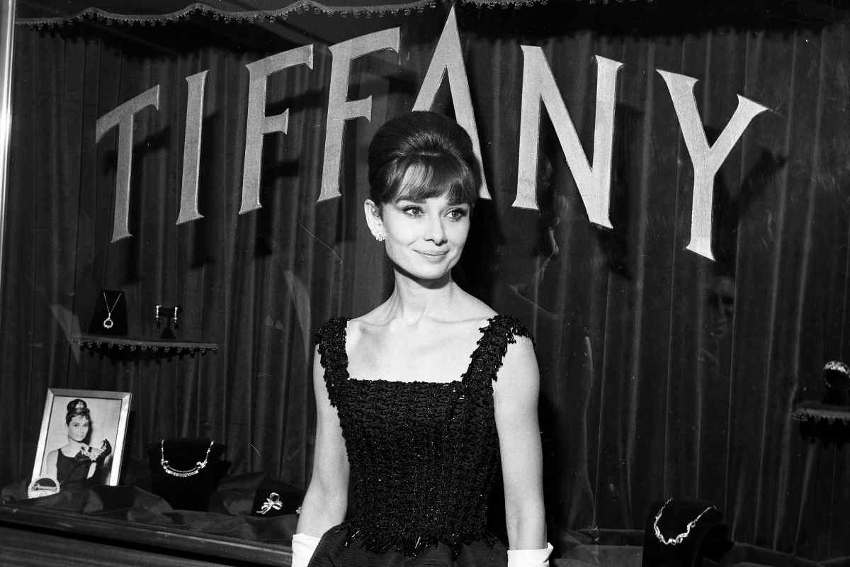 Audrey Hepburn sullo sfondo la scritta Tiffany