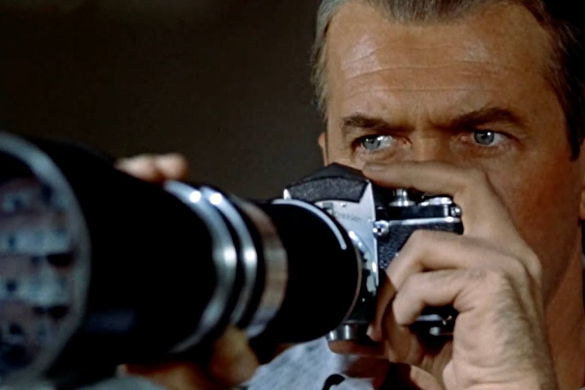 James Stewart con la macchina fotografica in mano nel film 'La finestra sul cortile'