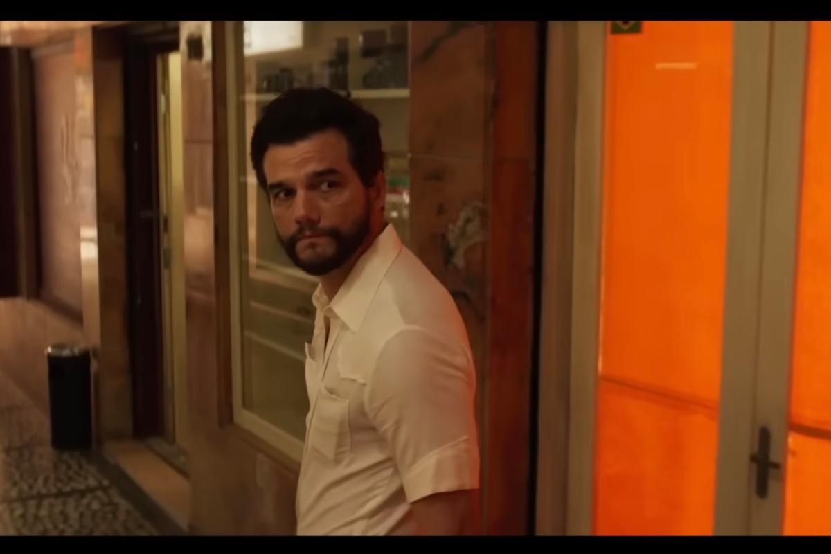 Wagner Moura in una scena del film L'agente segreto si volta