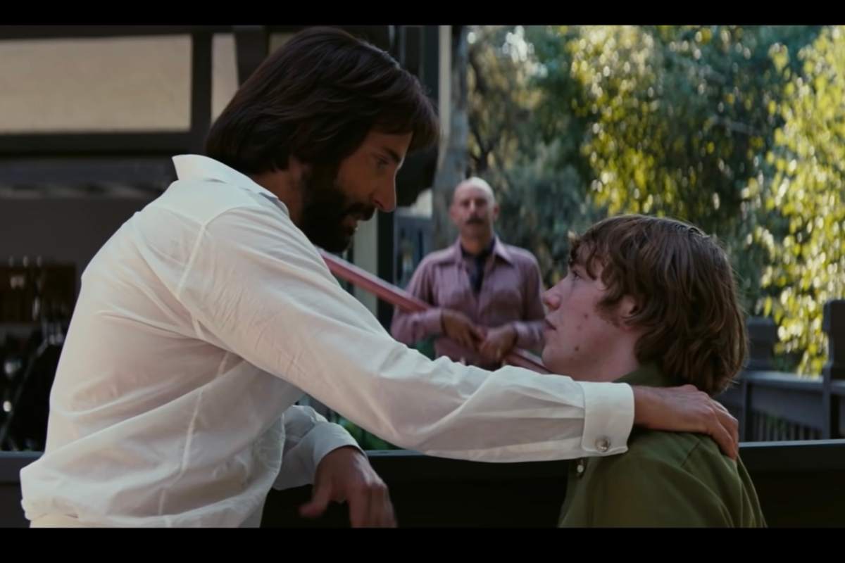 Bradley Cooper e Cooper Hoffman in una scena del film