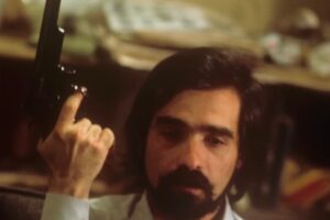 Martin Scorsese da giovane con la pistola in mano sul set di Taxi Driver