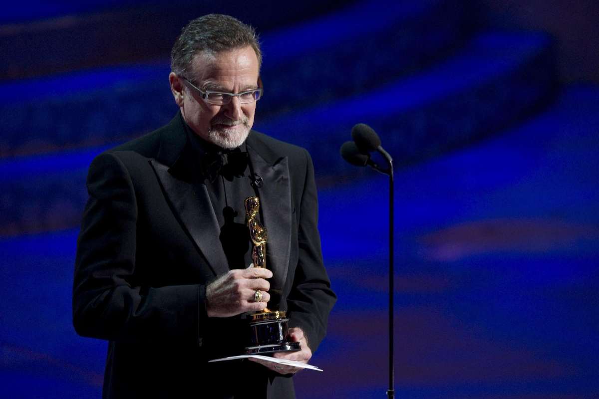 Robin Williams con un premio in mano