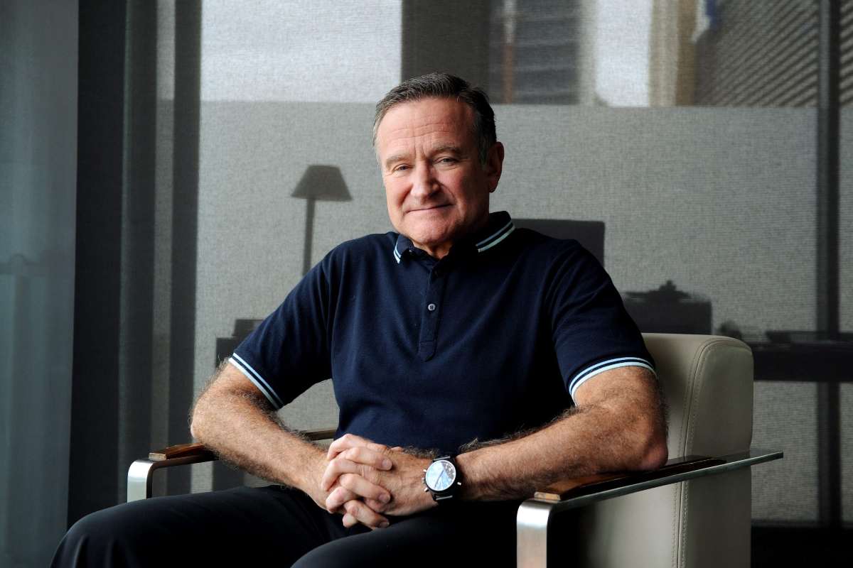Robin Williams seduto su una sedia