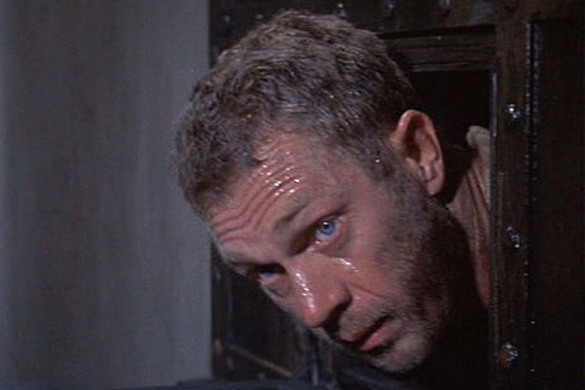 Steve McQueen in una scena del film Papillon