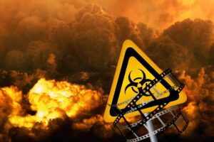 Nube tossica con un cartello di pericolo nucleare e la pellicola di un film avvolta intorno