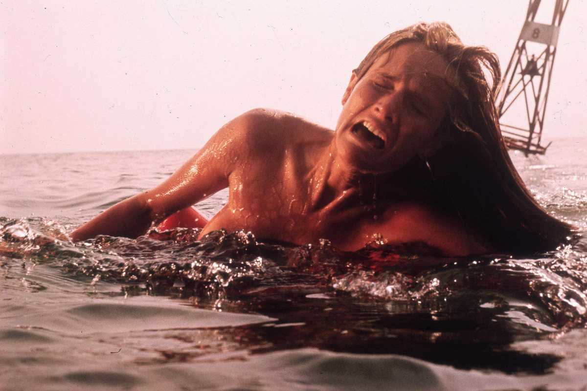 Una scena del film Lo squalo con una vittima in acqua che nuota attaccata dallo squalo