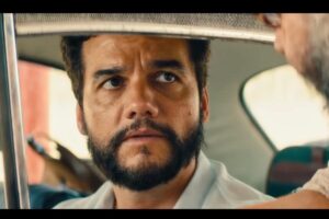 Wagner Moura in una scena del film L'agente segreto