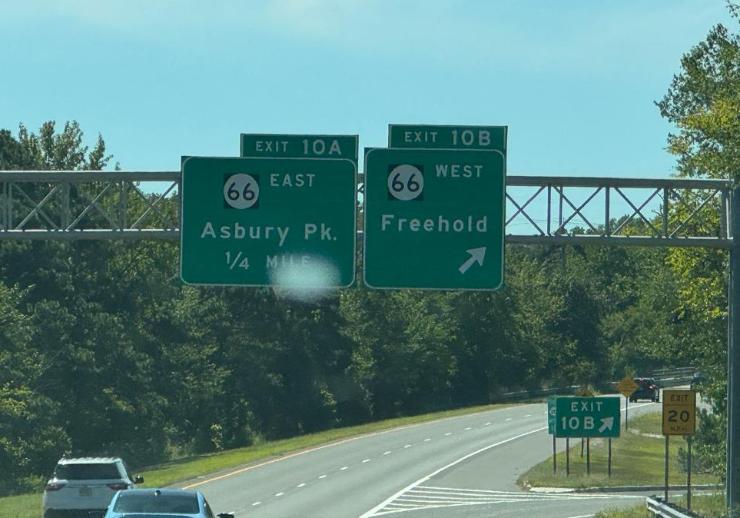 Due cartelli autostradali americani, uno indica Freehold l'altro Asbury Park