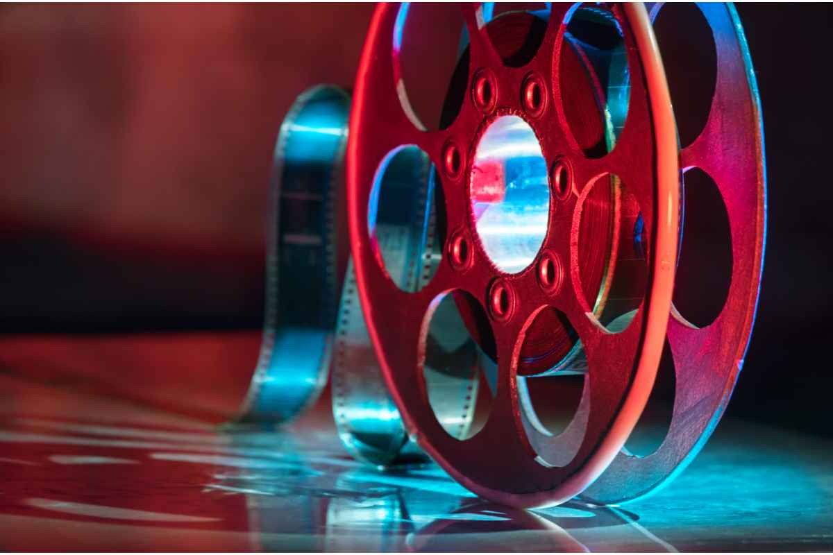 Pellicola di un film illuminata con luci colorate