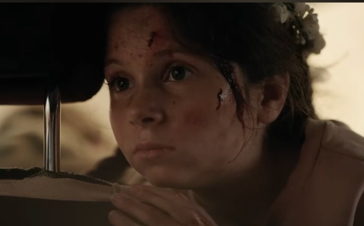 L'attrice che interpreta Hind Rajab in una scena del film è seduta sul sedile della macchina