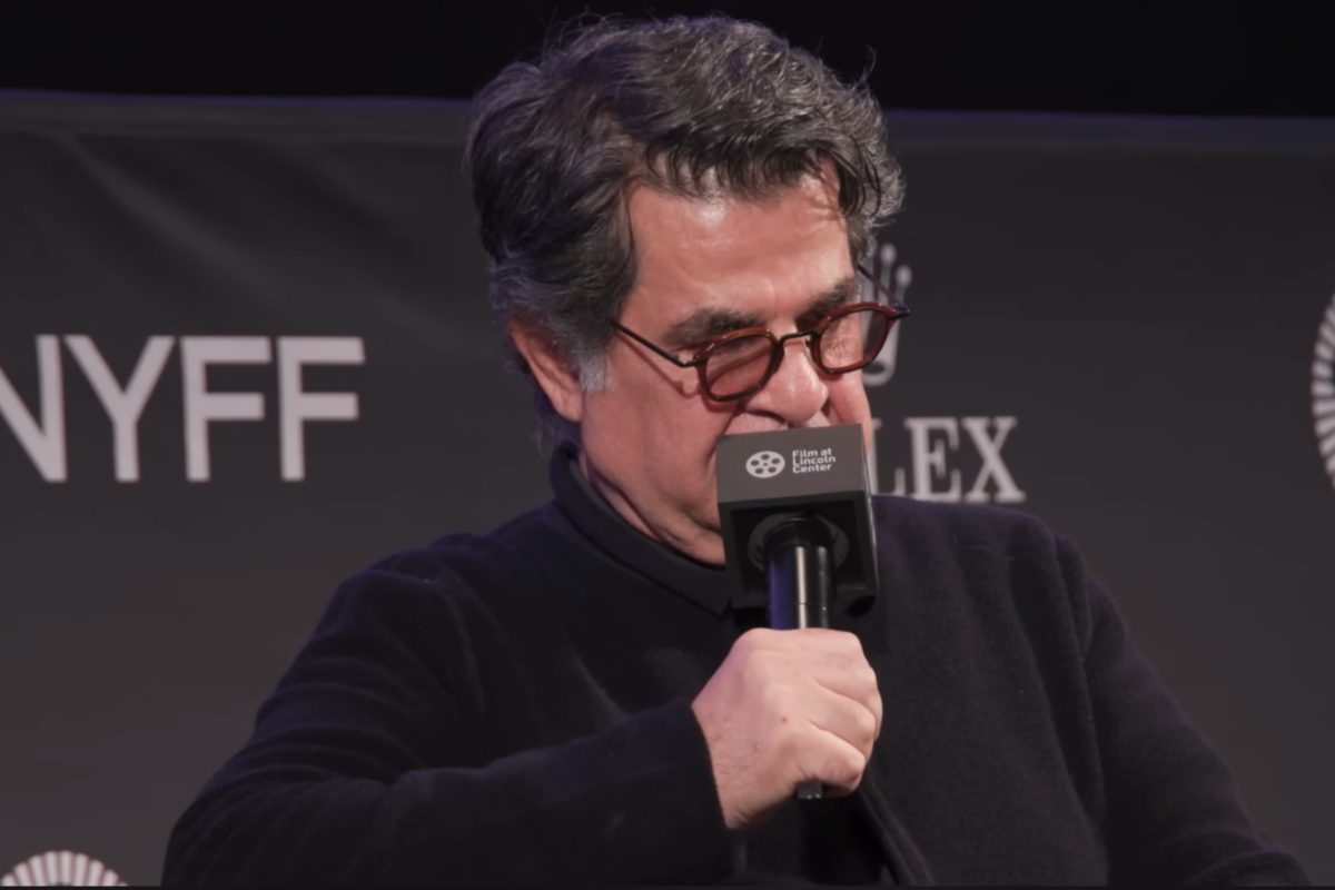 Jafar Panahi con il microfono in mano