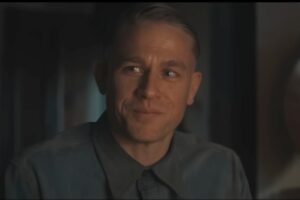 Charlie Hunnam in una scena di Ed Gein la serie Netflix