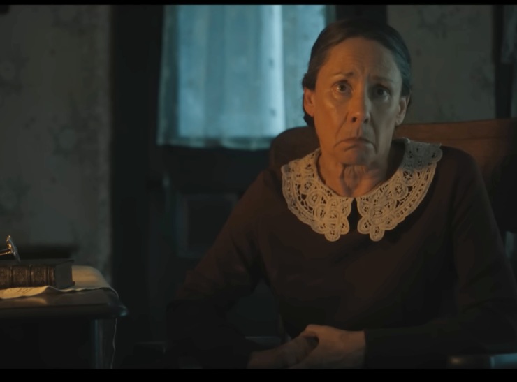 L'attrice che interpreta la madre di Ed Gein in una scena 