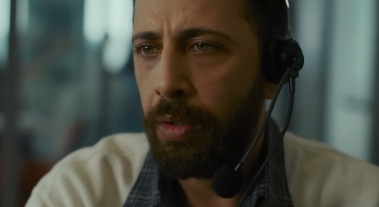 Un protagonista del film La voce di Hind Rajab, Omar al telefono con le cuffie