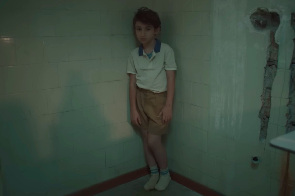 Un bambino in un angolo del muro