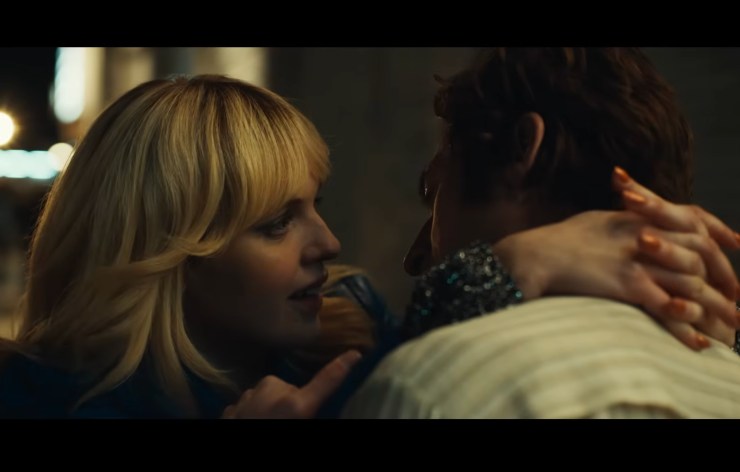Odessa Young e Jeremy Allen White si abbracciano in una scena del film