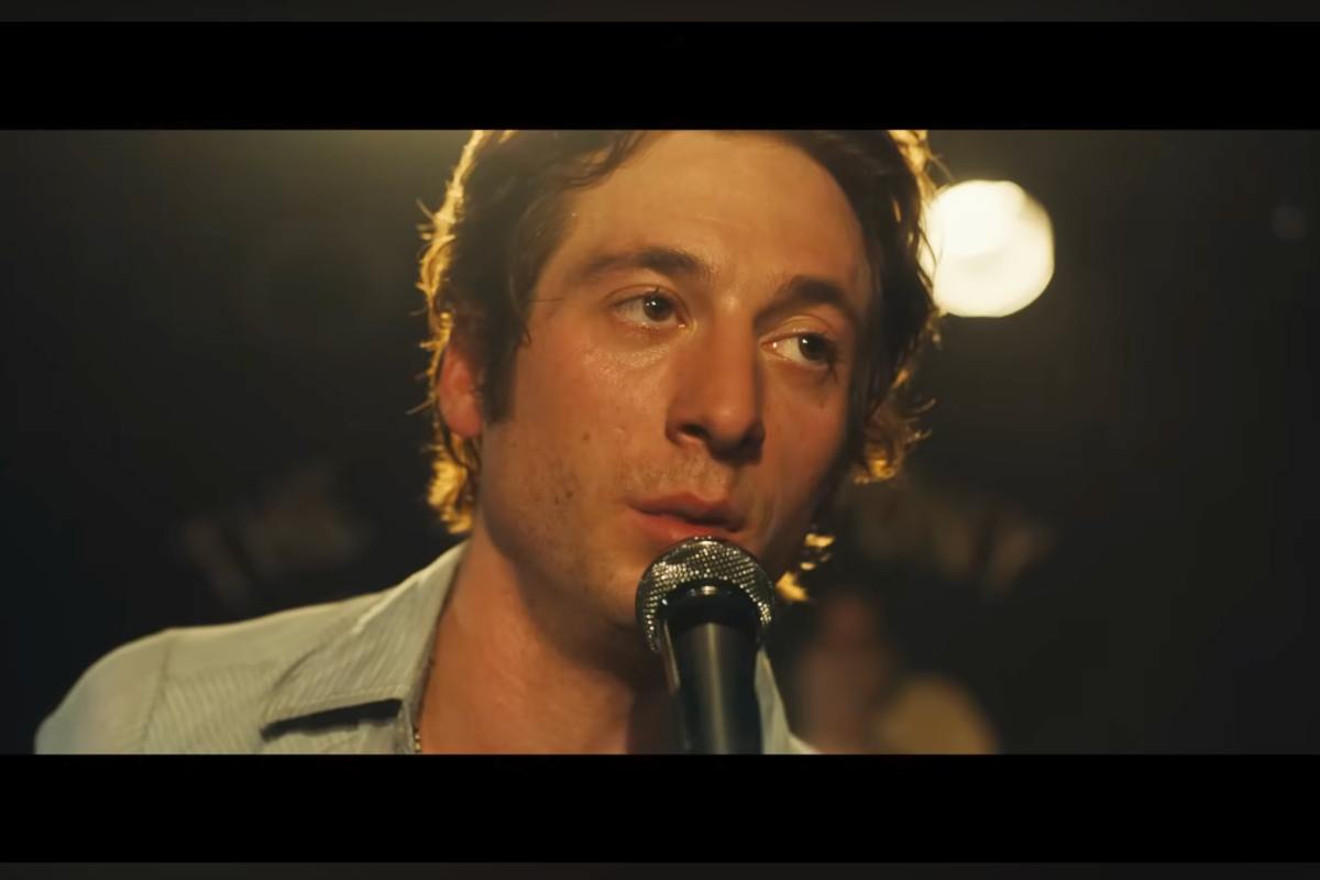 Jeremy Allen White nel film è Bruce Springsteen e canta