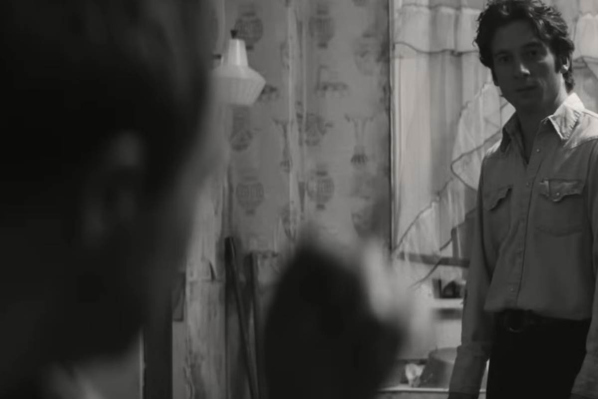 Jeremy Allen White in un flashback in bianco nero nel film Liberami dal nulla