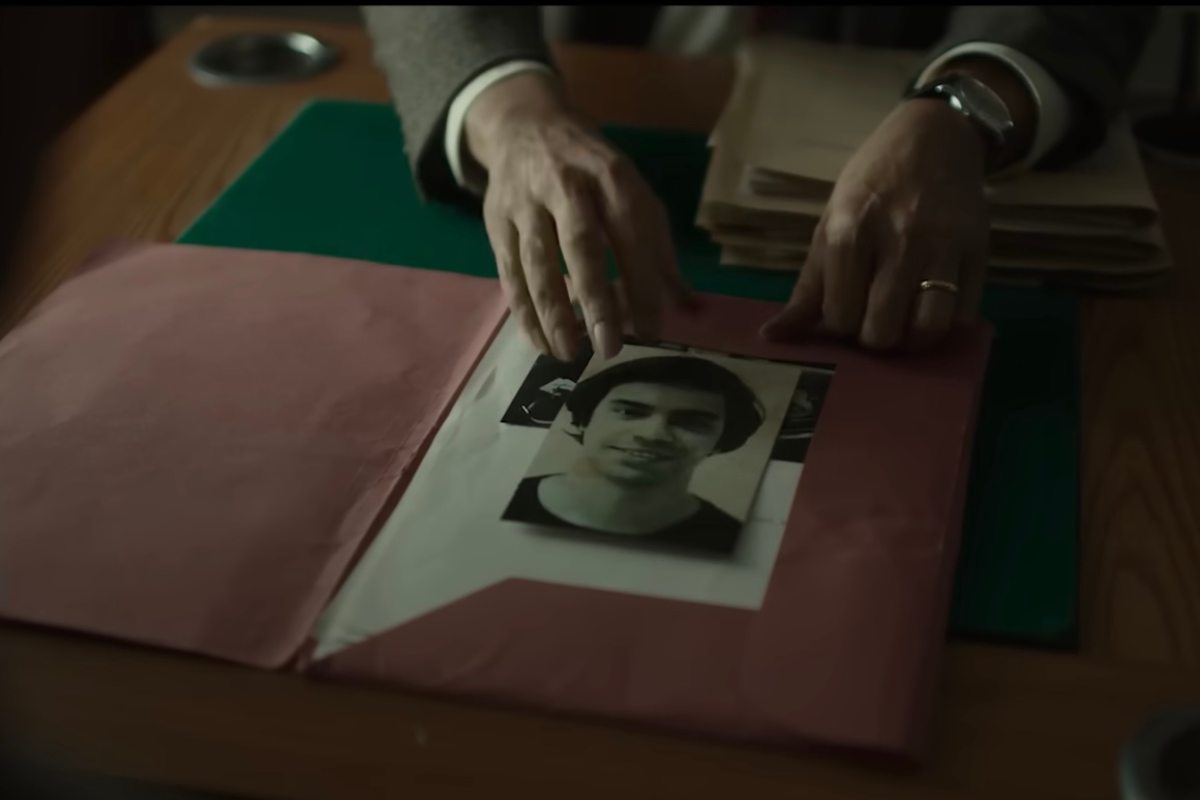 Una fotografia su una scrivania con il volto di una persona