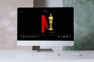 Monitor del computer con dentro la N di Netflix completa di un premio Oscar